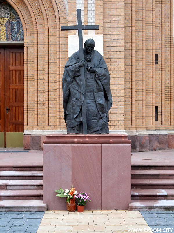 Radom. Pomnik Jana Pawła II przed Katedrą.