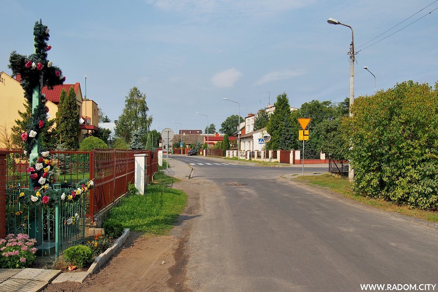 Radom. Ulica Owalna, widok na skrzyżowanie z ul. Wośnicką.