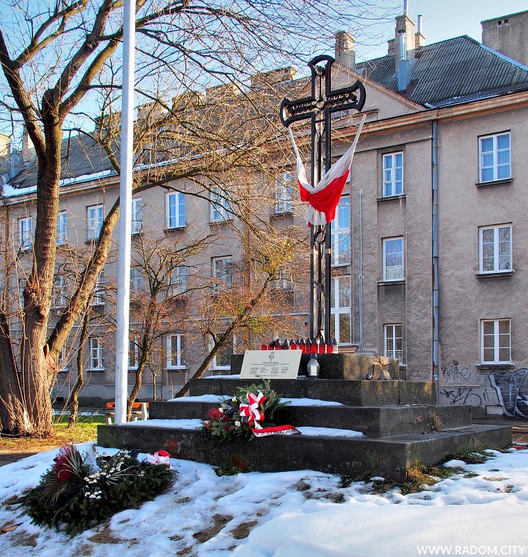 Radom. Krzyż powstańczy przy ul. Warszawskiej.