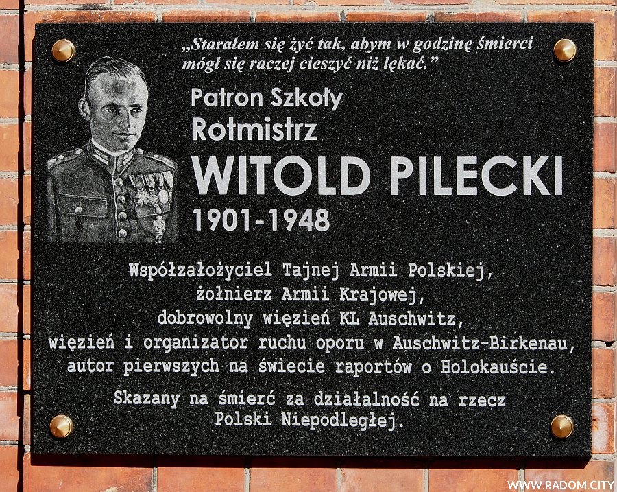 Radom. Tablica rotmistrza Witolda Pileckiego na budynku SamochodÃ³wki.