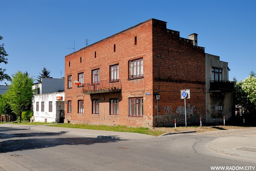 Radom. Budynek na rogu ulic Sportowej i Okopowej.