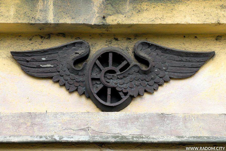 Radom. Symbol kolei - koło ze skrzydłami na wejściem do budynku dyrekcji ZNTK.