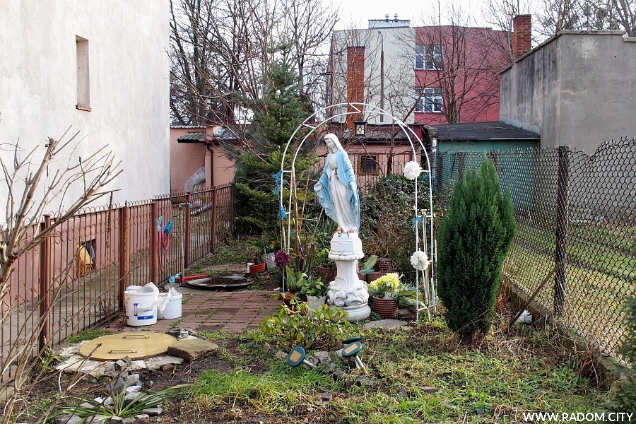 Radom. Figura Matki Bożej przy ul. Nowowolskiej.