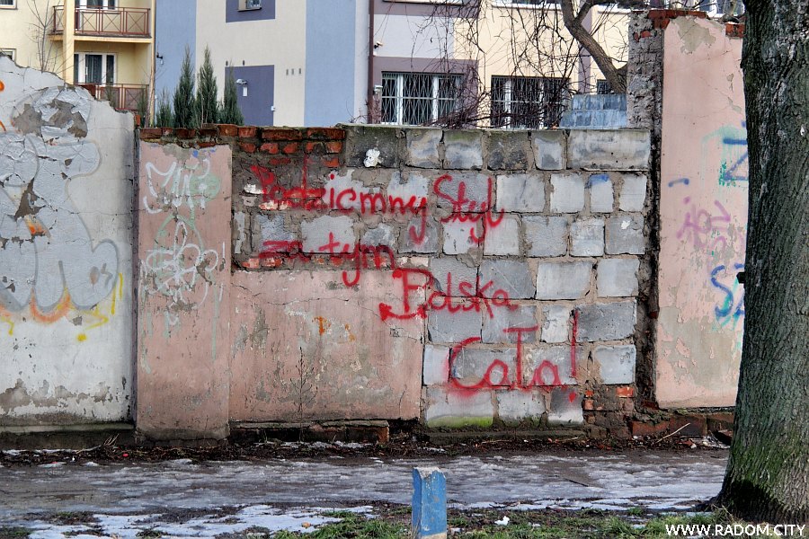Radom. Napis na murze przy Młynarskiej.