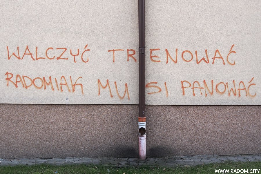 Radom. Napis na ścianie sali gimnastycznej LO im. Czachowskiego.