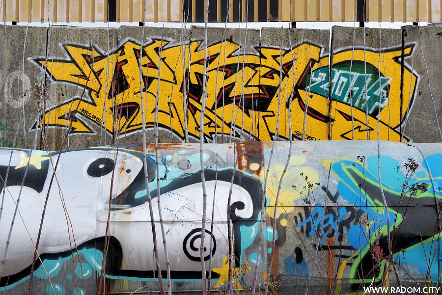 Radom. Graffiti na rurociÄ…gu w okolicach ulicy EnergetykÃ³w.