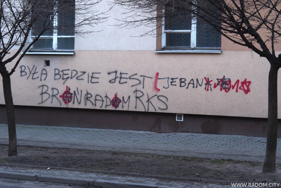 Radom. Napis na budynku przy ul. Wyszyńskiego.