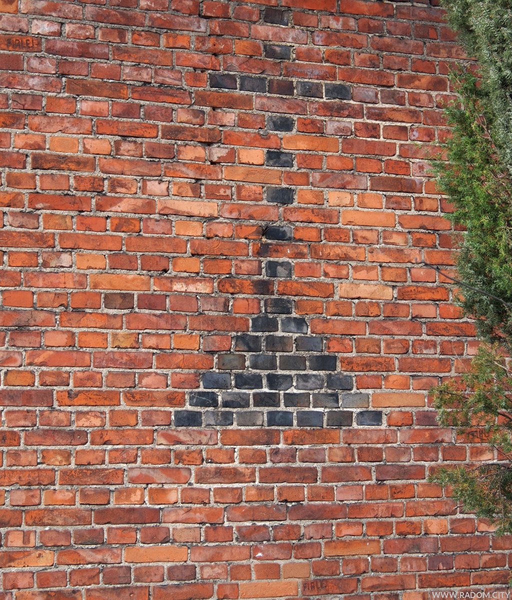 Radom. Krzyż na ścianie budynku przy Radosnej, powiększona część zdjęcia 05306.