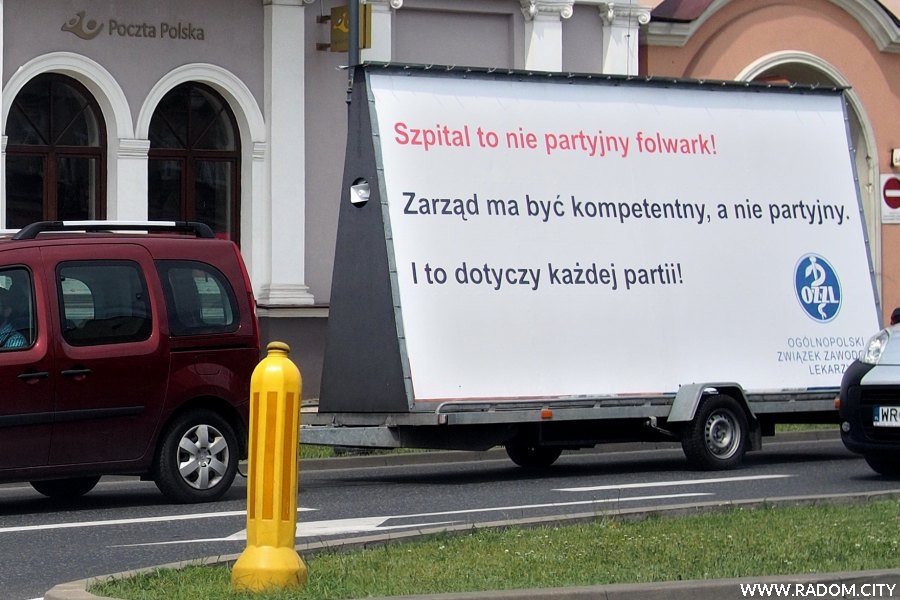 Radom. Obwoźna "reklama" na ulicach miasta.