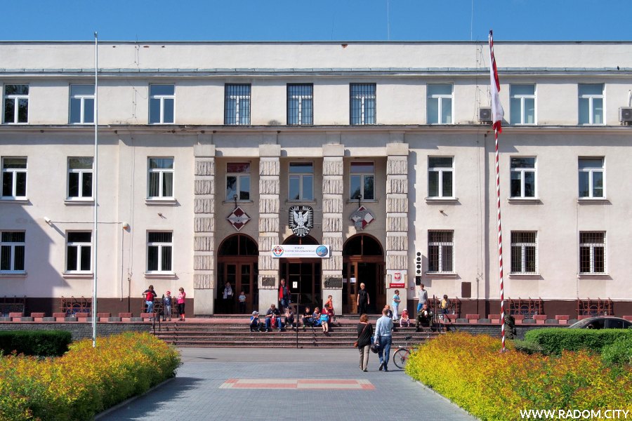 Radom. Budynek na terenie jednostki wojskowej na Sadkowie.