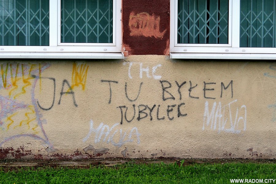 Radom. Napis na ścianie IV LO im. Tytusa Chałubińskiego.