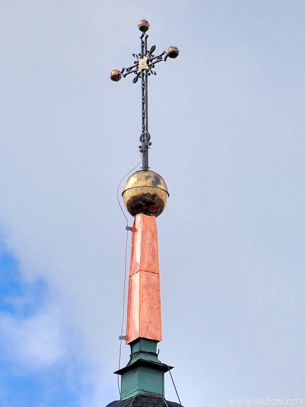 Radom. Wieża kościoła św. Katarzyny z nowym krzyżem.