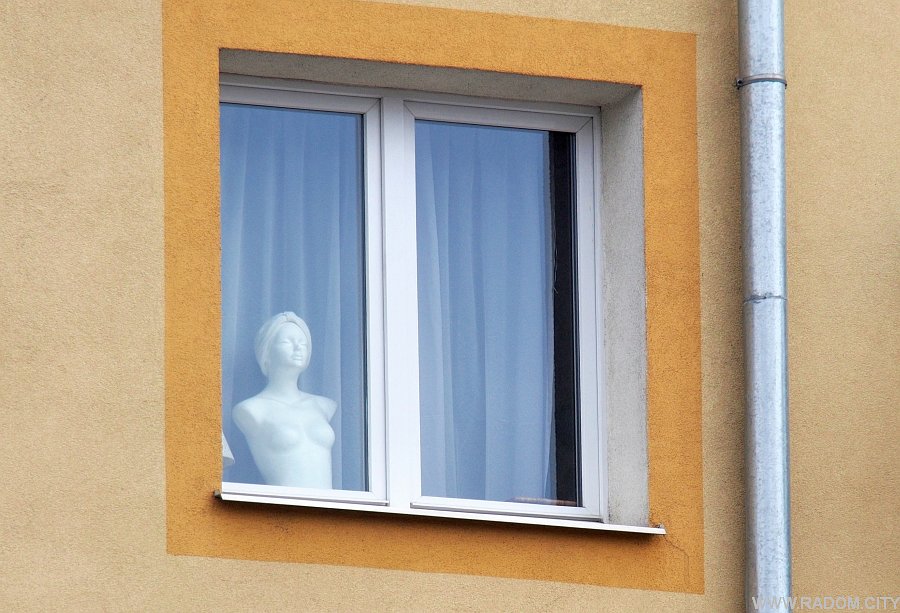 Radom. Okno budynku przy ul. Å»eromskiego.