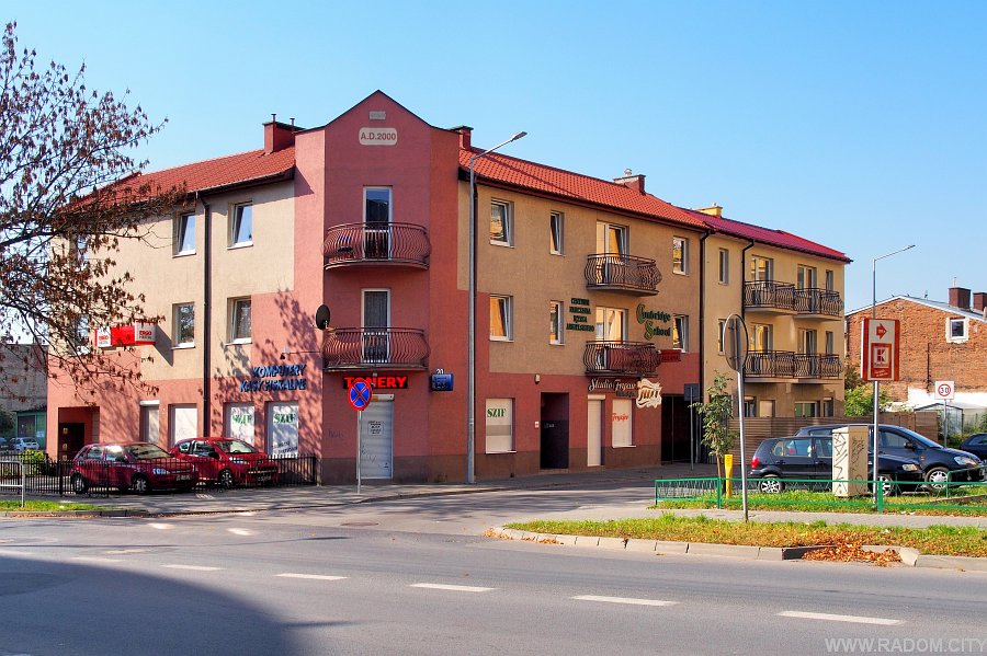 Radom. Budynek na rogu Czachowskiego i Dzierzkowskiej.