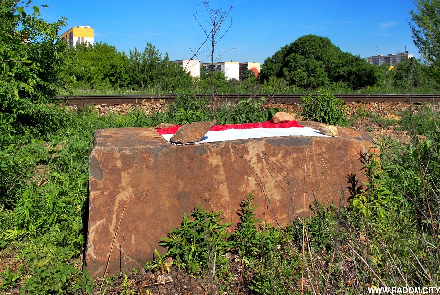 Radom. Pozostałości pomnika przy torach kolejowych.