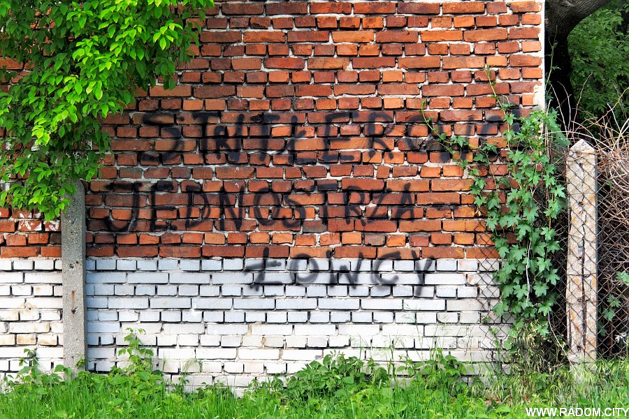 Radom. Napis na murze - Piwnika/Zbrowskiego.
