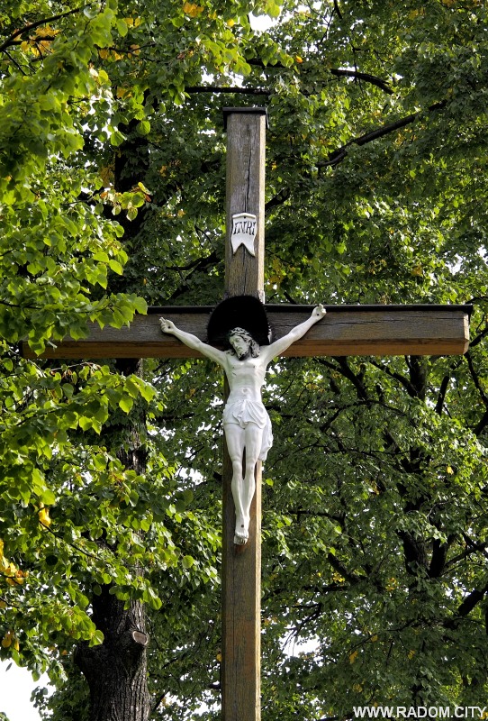 Radom. Krzyż misyjny II przed kościołem św. Teresy.
