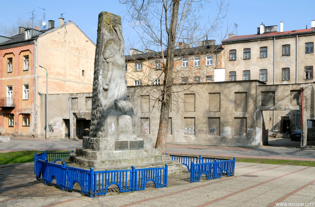 Radom. Pomnik przy ul. Podwalnej.