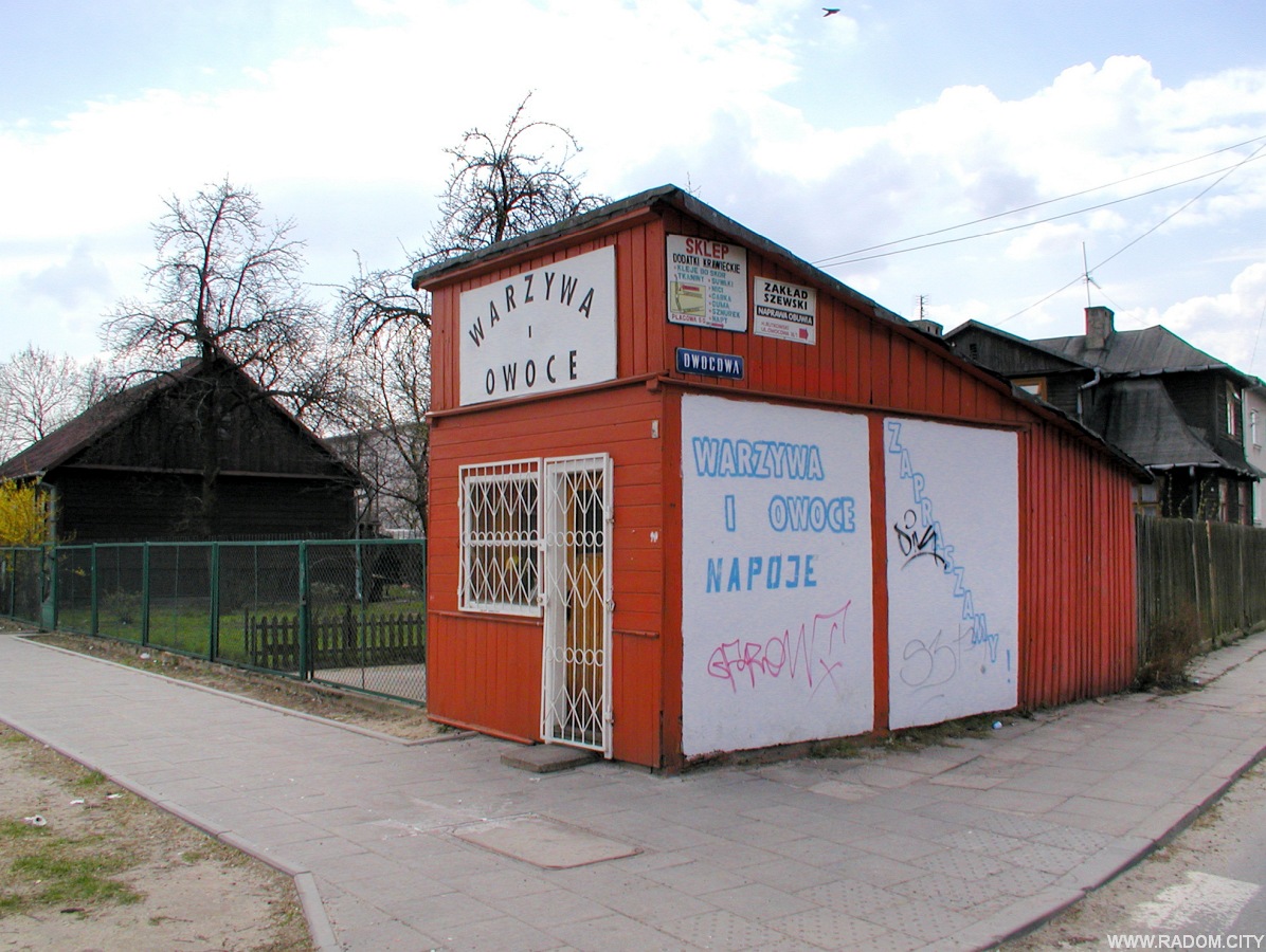 Radom. Sklepik na rogu Słowackiego i Owocowej.