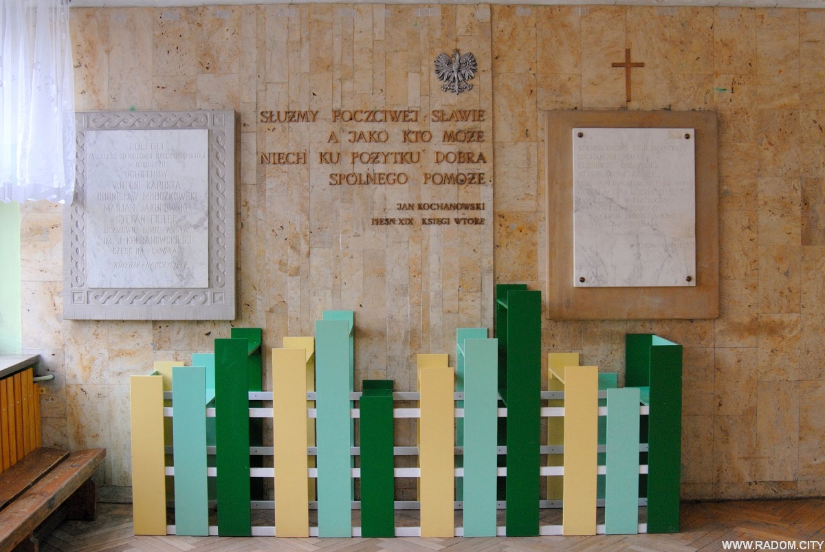 Radom. Tablice na piętrze LO im. Kochanowskiego.