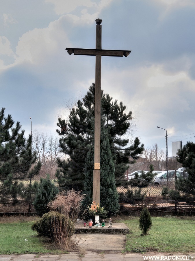 Radom. Krzyż misyjny obok kościoła przy ul. Radosnej.