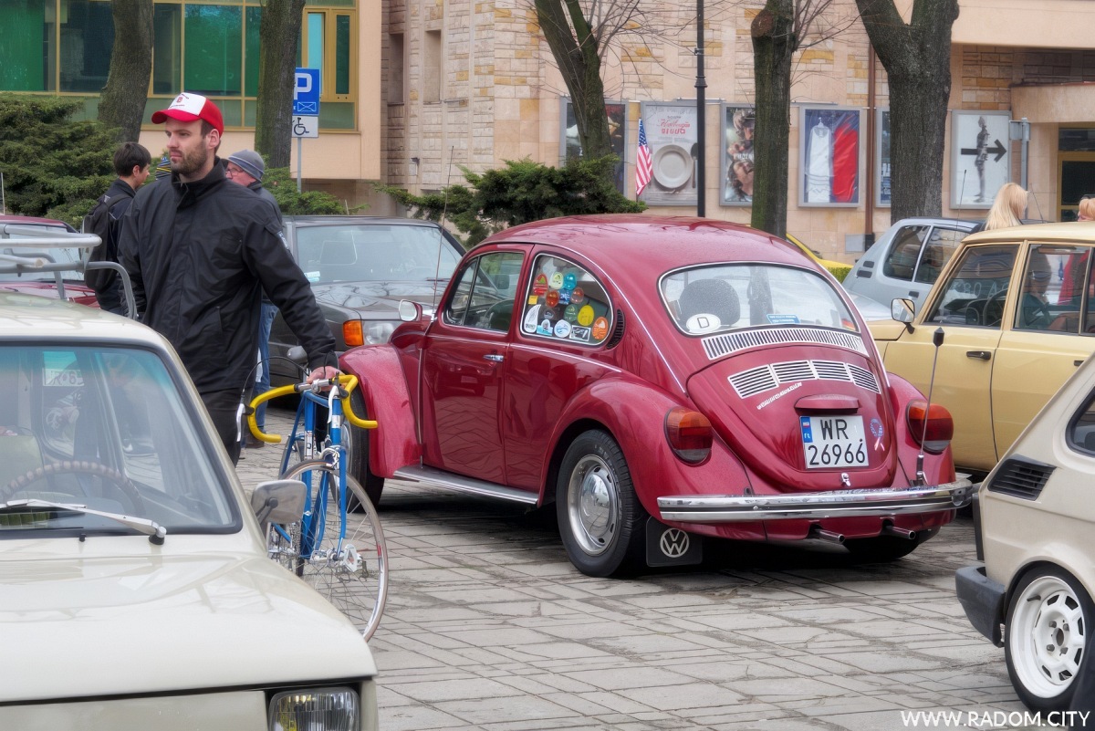 Radom. Zlot starych samochodów na placu Jagiellońskim.