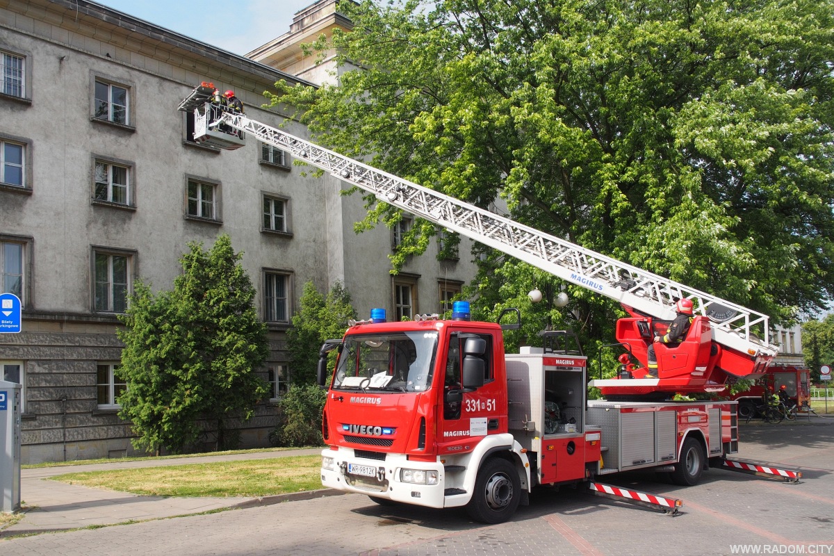 Radom. Ćwiczenia na tyłach Urzędu Miejskiego.