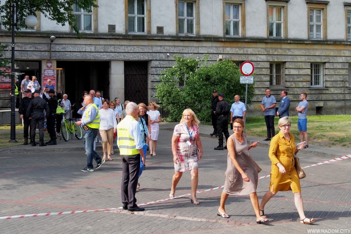 Radom. Ćwiczenia na tyłach Urzędu Miejskiego.