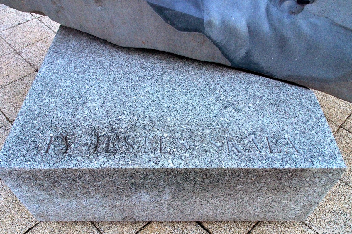 Radom. Rzeźba przed teatrem.