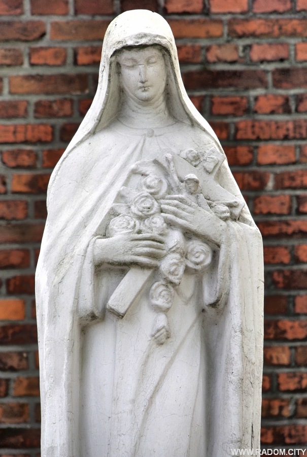 Radom. Figura przed kościołem św. Teresy.