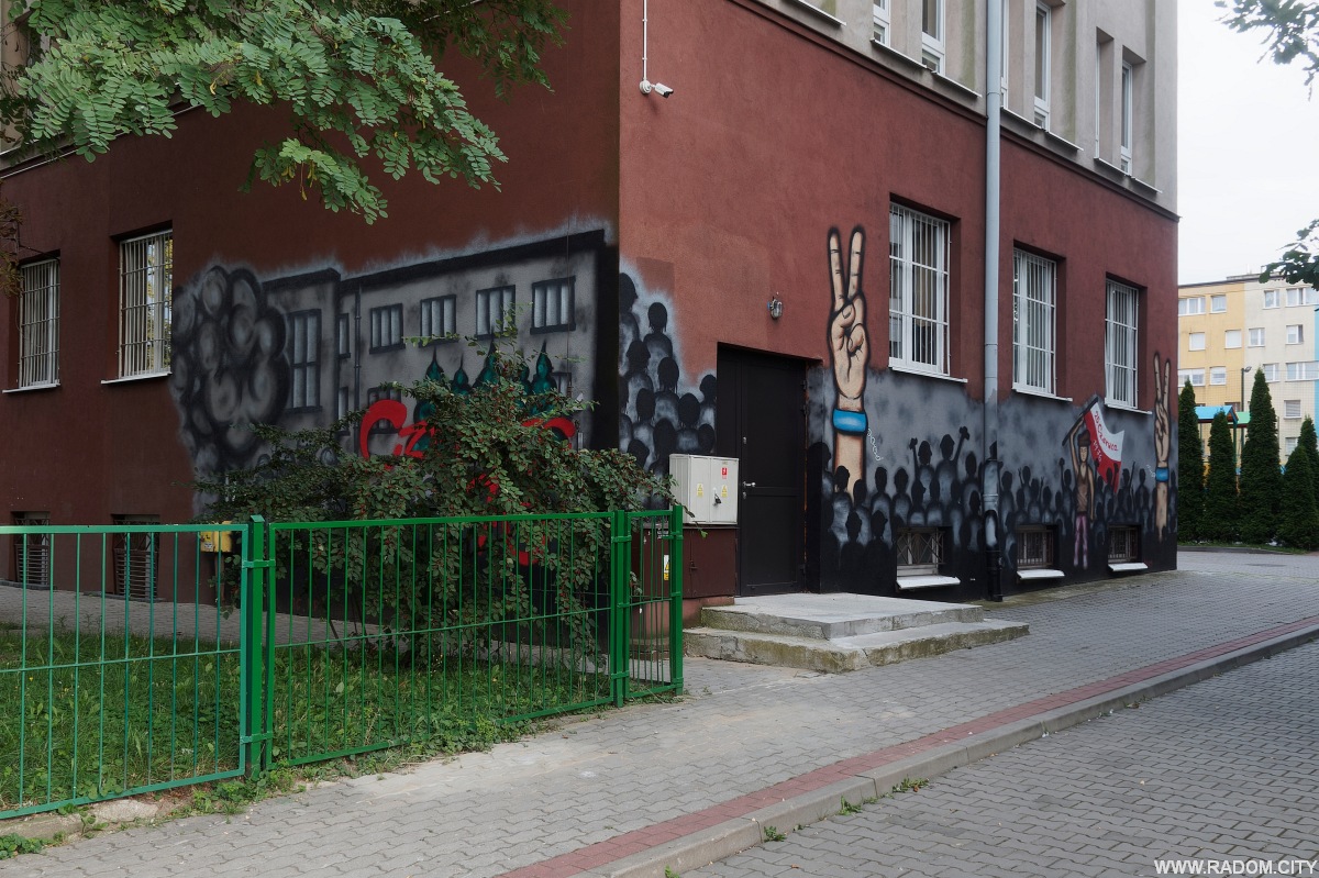 Radom. Mural na PSP 33 przy Kolberga.