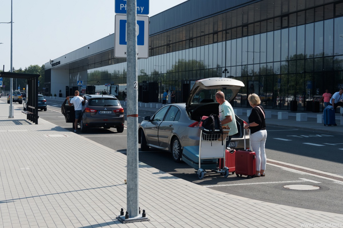 Radom. Parking przed lotniskiem.