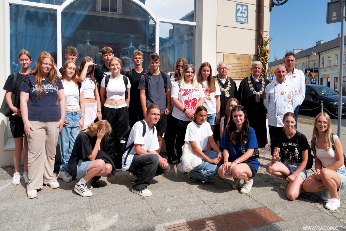 Radom. Odsłonięcie tablicy przy Rwańskiej 25.