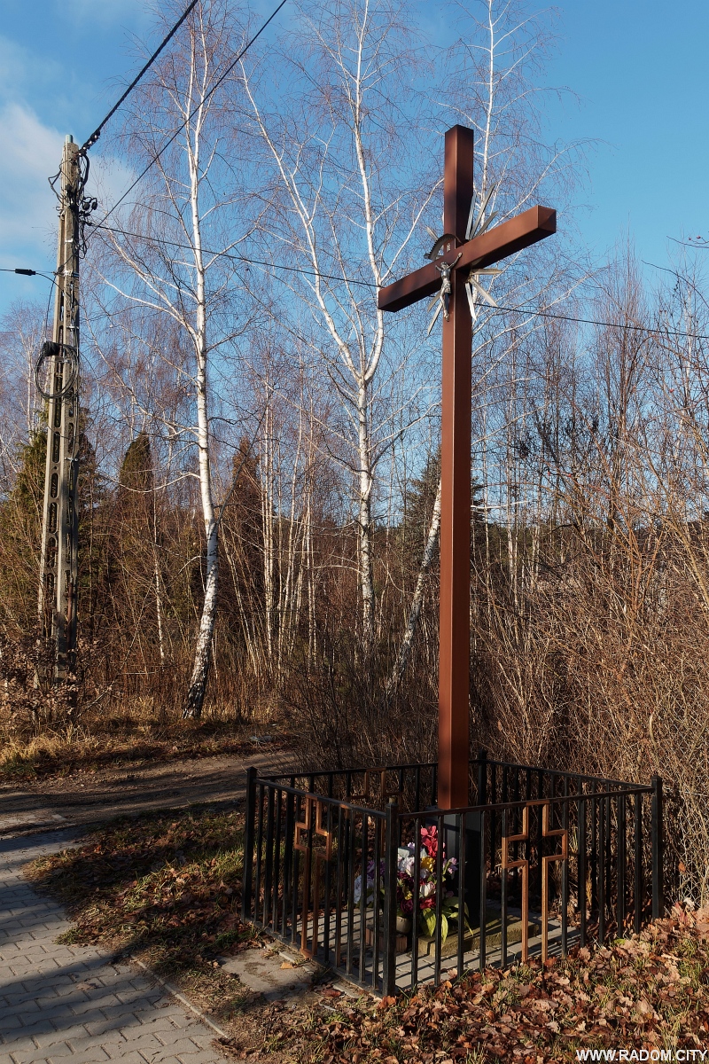 Radom. Krzyż przy Małcużyńskiego.