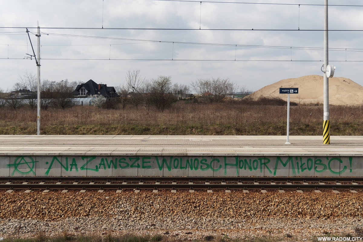Radom. Napis na peronie stacji Radom Północny.