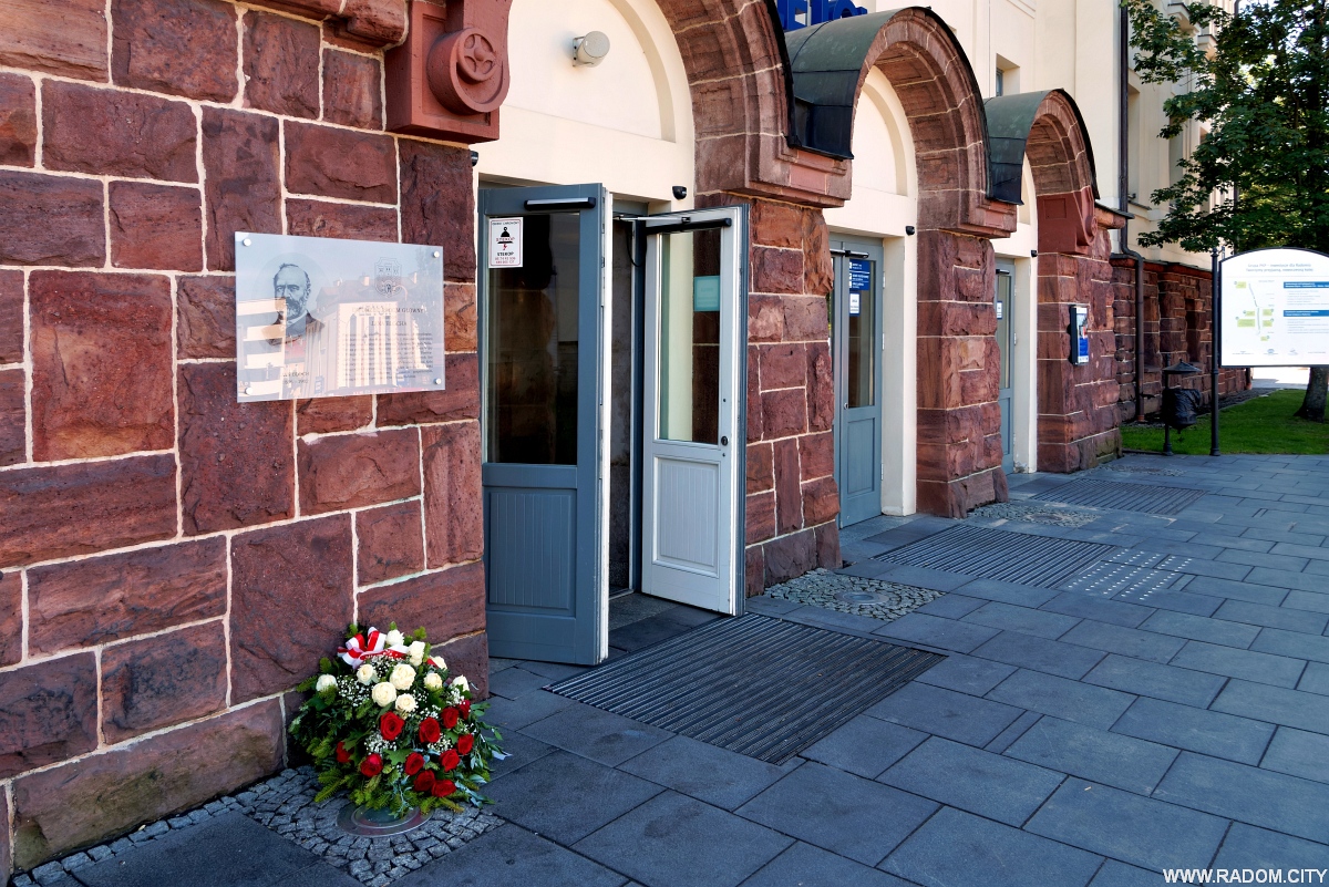 Radom. Tablica Jana Blocha na budynku Dworca Głównego.