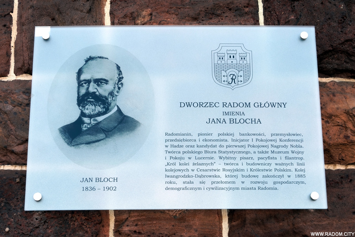 Radom. Tablica Jana Blocha na budynku Dworca Głównego.