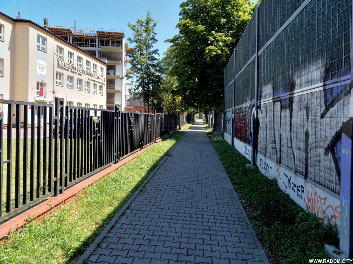Radom. Tkaczuk na ekranach dźwiękochłonnych przy Czachowskiego/Olszewskiego.