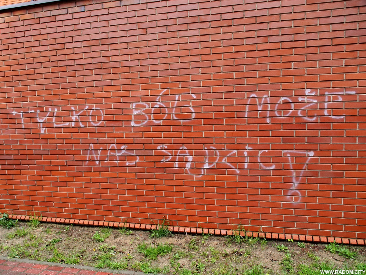 Radom. Napis na kościele/Chałubińskiego.