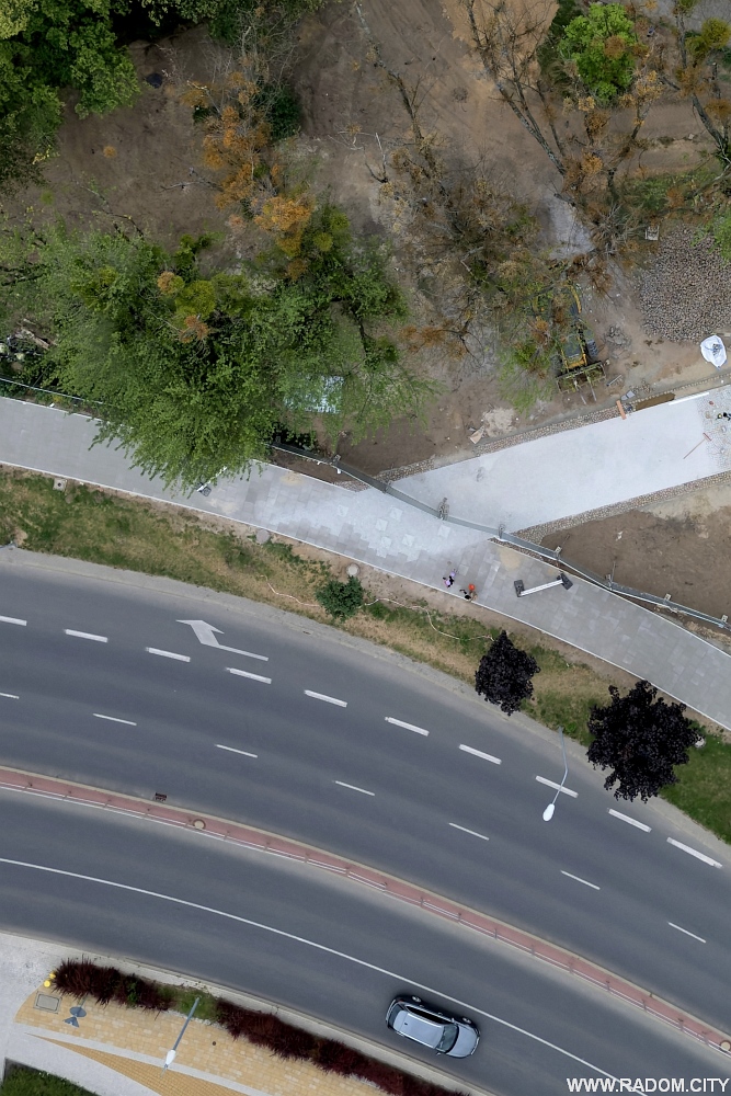 Radom. Północny skraj remontowanego skweru na placu Jagiellońskim.