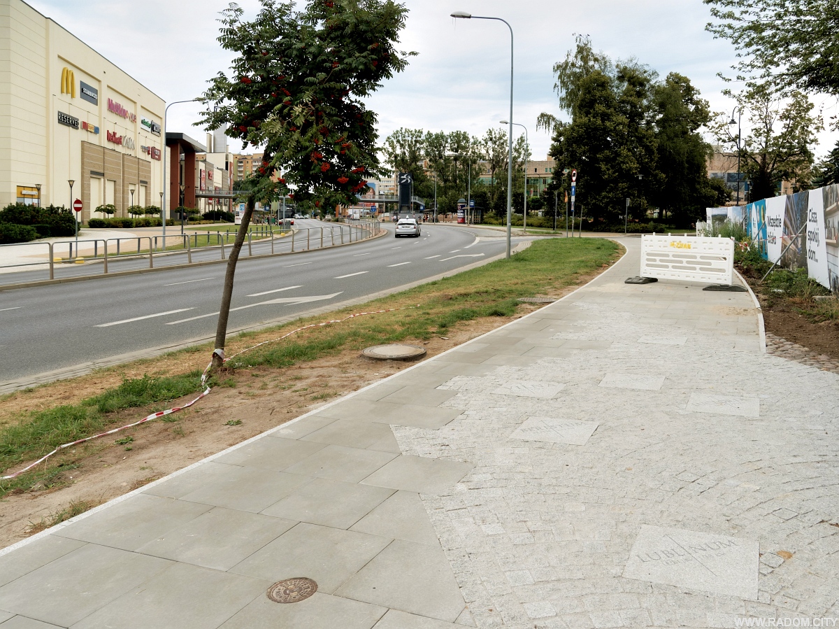 Radom. Północny skraj remontowanego skweru na placu Jagiellońskim.