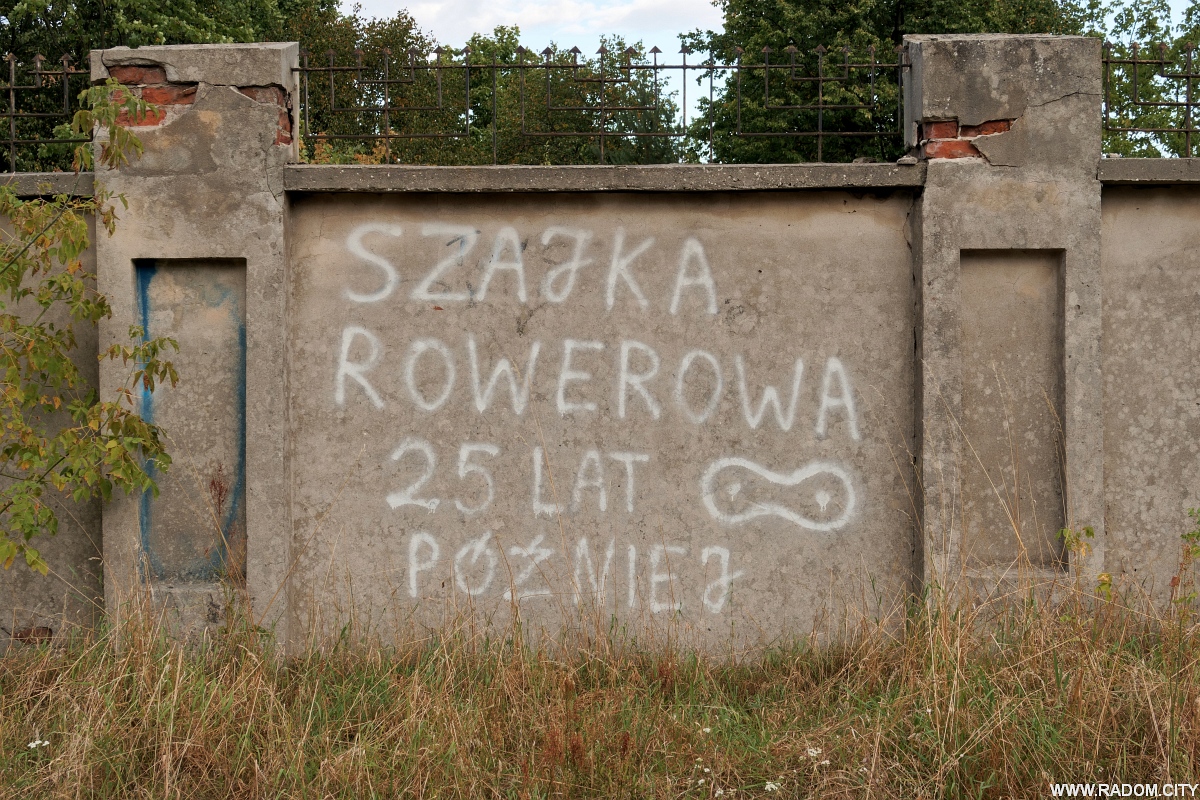Radom. Napis na murze cmentarza.