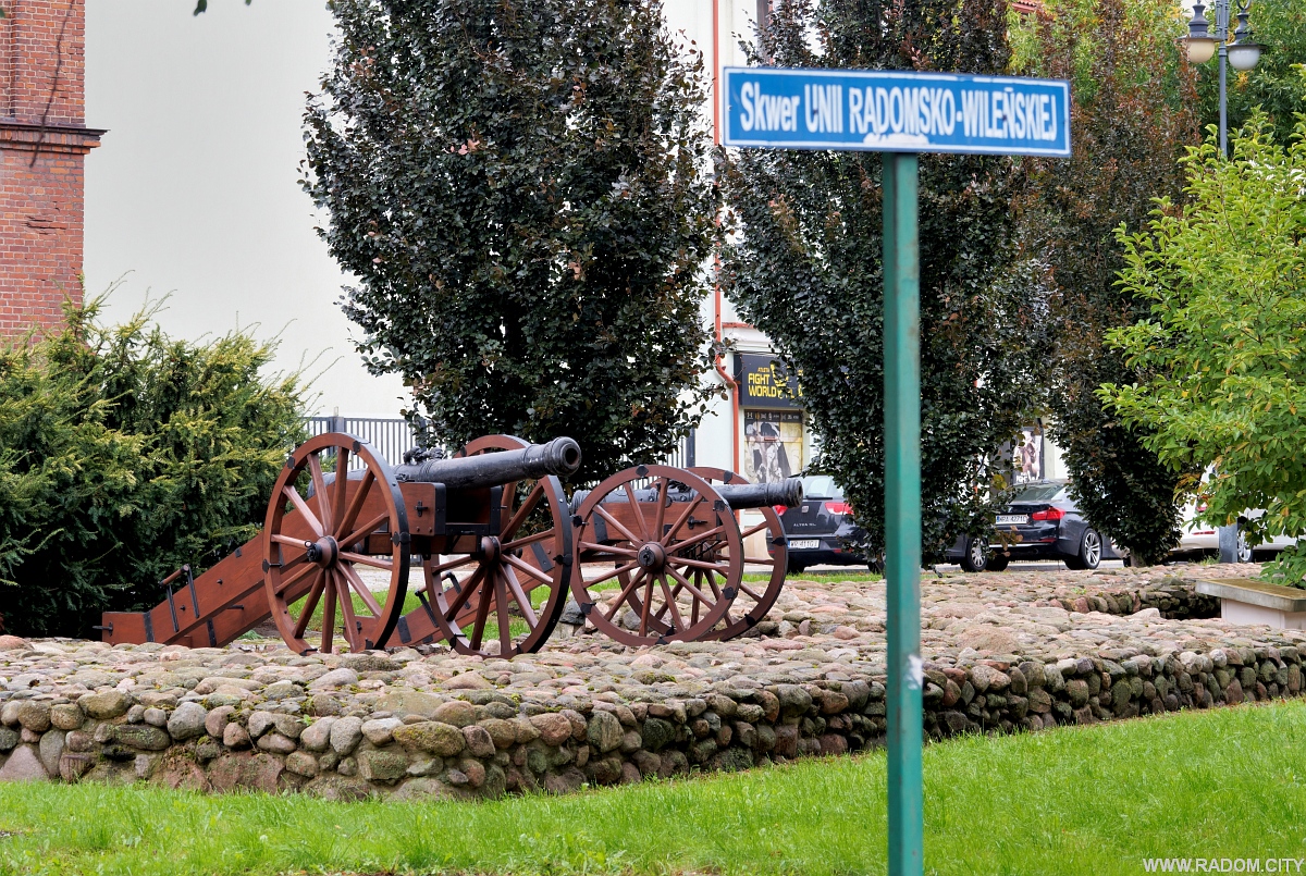 Radom. Armaty na skwerze Unii Wileńsko-Radomskiej.